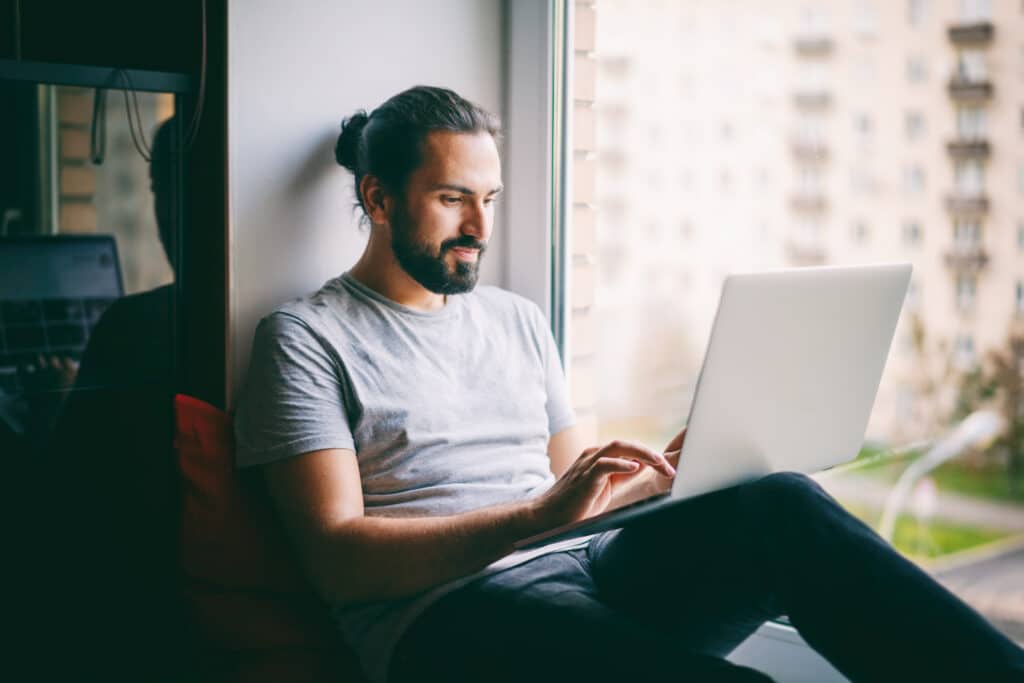 Georgia Southern student using a laptop to find student discounts in Statesboro, GA