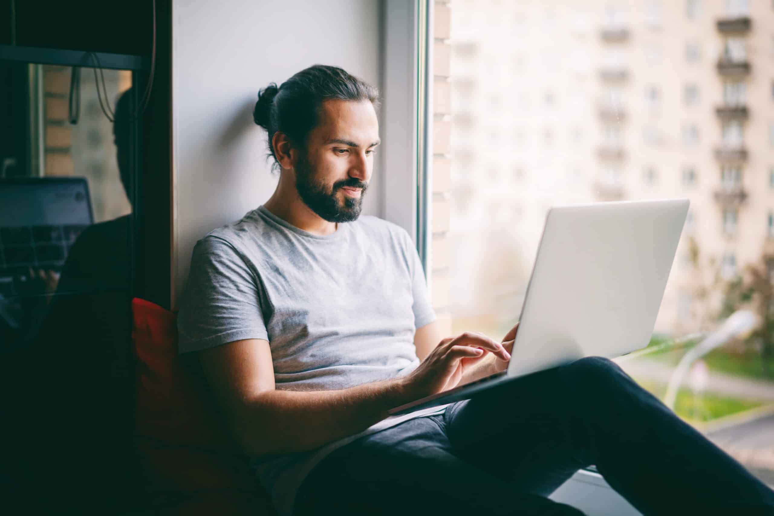 Georgia Southern student using a laptop to find student discounts in Statesboro, GA